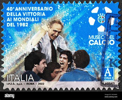 motociclista che festeggia una vittoria