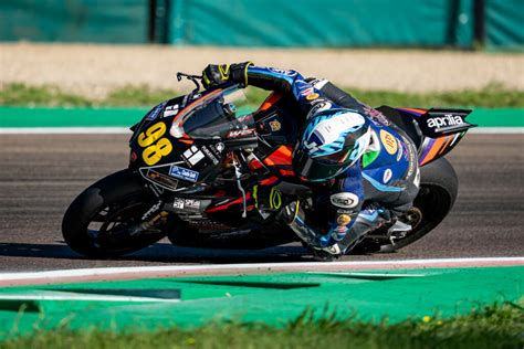 Thomas Benetti in sella a una Aprilia RS 660