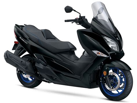 Suzuki Burgman 400 K8 in movimento su una strada panoramica