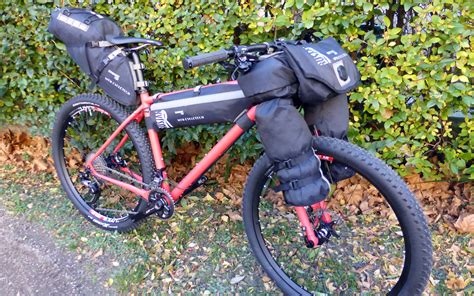 Mountain bike con borse da bikepacking