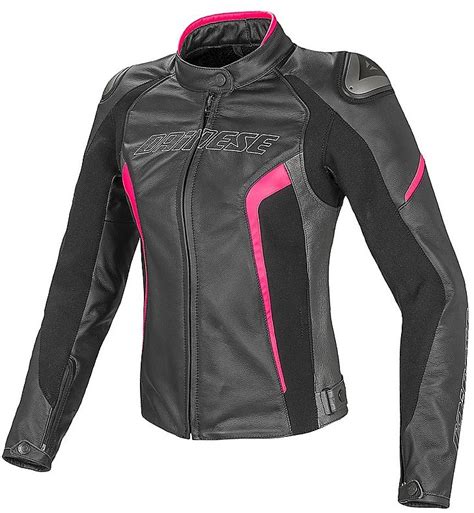 Donna in moto con giacca Dainese stile vintage