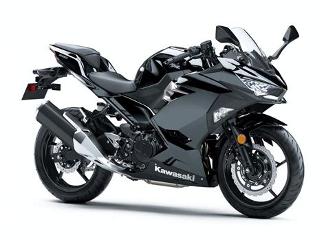 Kawasaki Ninja 400 in livrea verde e nera