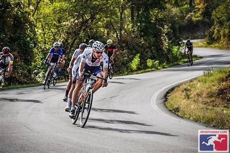 Ciclisti in gara in una granfondo