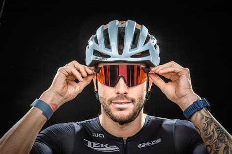 Ciclista che cambia la lente di un occhiale da ciclismo