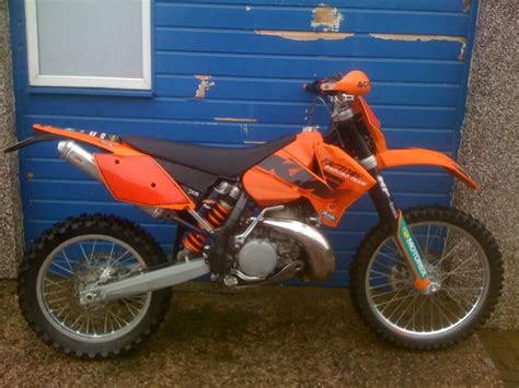 KTM 250 EXC 2006 in azione su un percorso sterrato