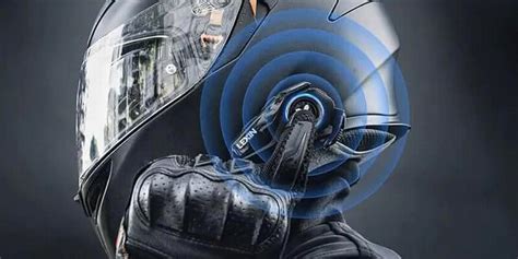 Illustrazione di un motociclista che utilizza un interfono Bluetooth