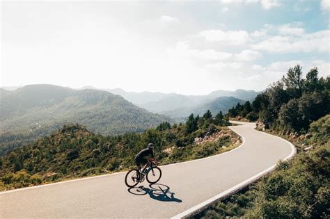 Una ciclista in azione su una strada di montagna