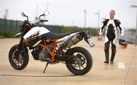 KTM 990 Supermoto R in derapata controllata