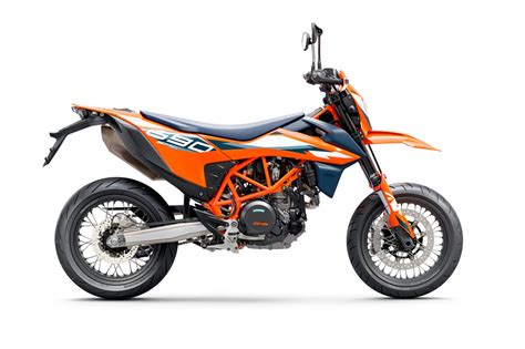 KTM 690 SMC R in primo piano, con focus sul motore