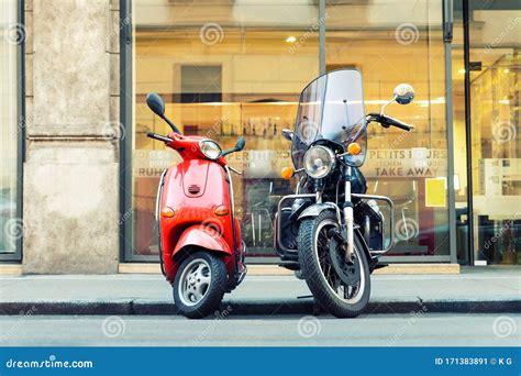 Scooter in sharing in una città italiana