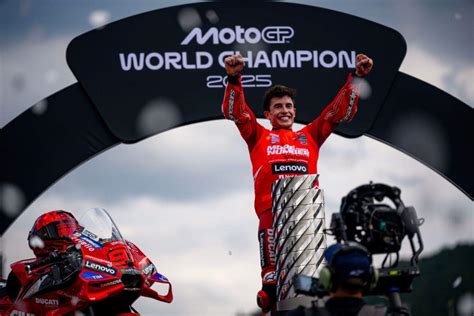 Foto di Marc Marquez con il trofeo MotoGP