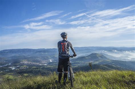 Ciclista con smanicato in montagna