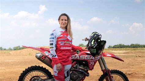 Kiara Fontanesi in azione su una moto da motocross