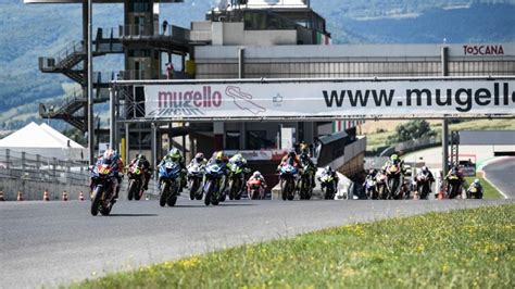 Immagine d'epoca di una gara di motociclismo con una donna al volante