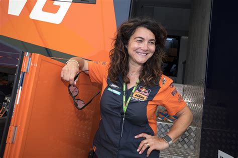 Valentina Ragni in un contesto di team Ktm