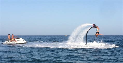 Flyboard in azione con un utente che vola sopra l'acqua