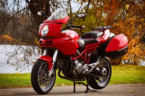 Ducati Multistrada 1000 parcheggiata su una superficie erbosa con estensione cavalletto