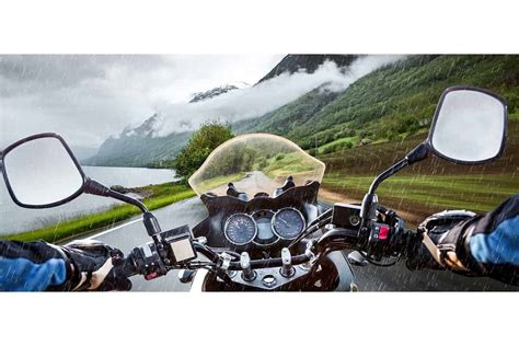 Motociclista che guida sotto la pioggia