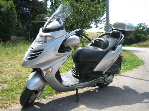Schema di uno scooter Kymco Grand Dink 125 con evidenziate le aree di potenziale provenienza del rumore.