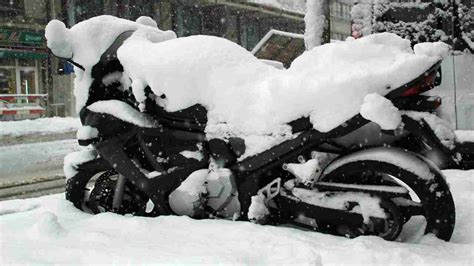 Moto parcheggiata sotto la neve