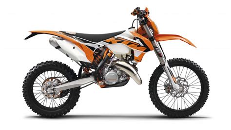 KTM 125 EXC in azione su un percorso sterrato