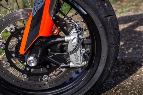 Dettaglio di un copri forcella installato su una KTM