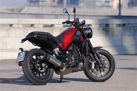 Benelli Leoncino 500 con il leoncino sul parafango anteriore