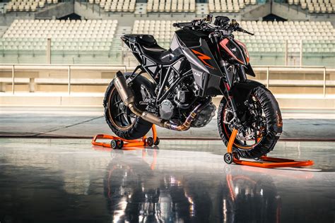 KTM 1290 Super Duke R ABS in azione