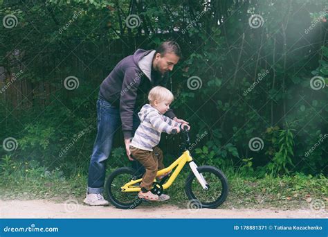 bambino che impara ad andare in bicicletta