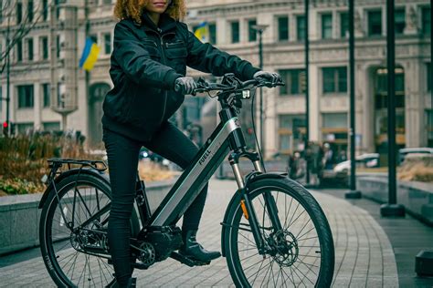 Bicicletta elettrica sportiva in movimento