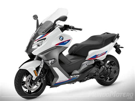 Maxi-scooter BMW C 650 Sport in movimento in città