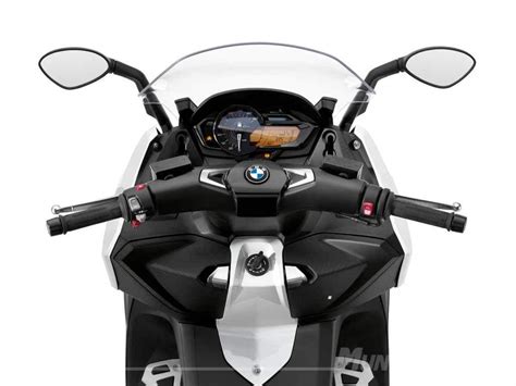 Dettaglio del frontale del BMW C 650 Sport con manubrio cromato