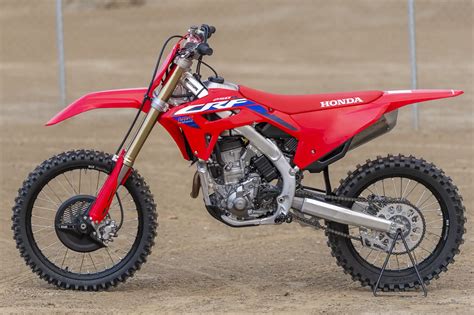 Immagine di una Honda CRF 250 in un contesto rurale pugliese