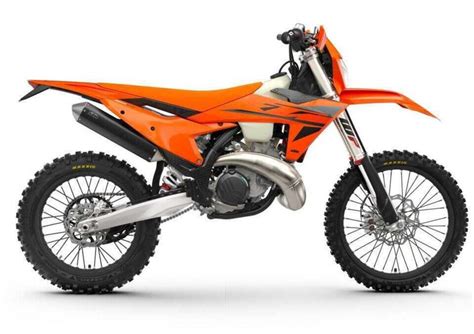 Moto da enduro trasformata in motard