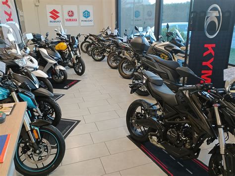 Concessionario di moto con personale sorridente