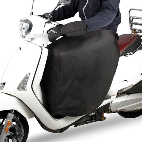 Dettaglio di un coprigambe per scooter con cerniere e fibbie