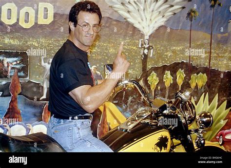 Attore famoso su una motocicletta classica in un film iconico