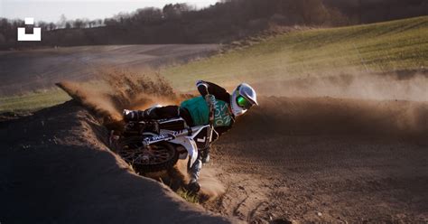 Paesaggio sardo con strada sterrata e moto da cross