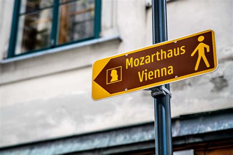Un pannello segnaletico della Mozart Radweg con il profilo di Mozart
