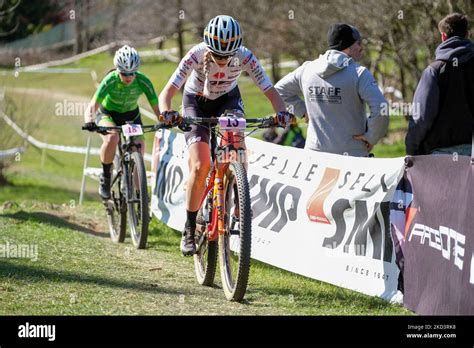 Atleta in gara di XCO in azione
