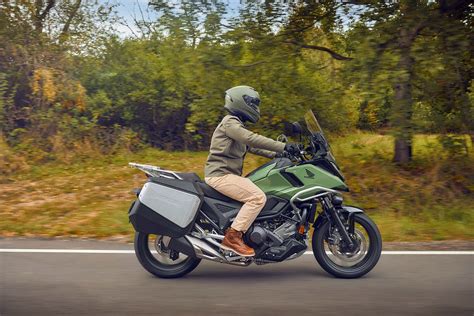 Honda NC750X parcheggiata sul cavalletto laterale