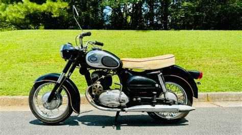 Motocicletta Sears Allstate 250 in vernice bordeaux lucido