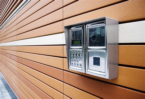 Immagine di un citofono moderno DNAKE installato all'esterno di un edificio