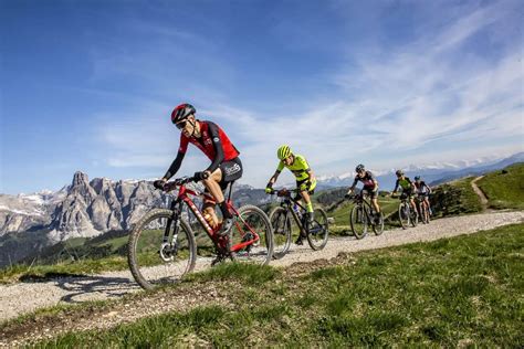 Mountain biker su un sentiero tecnico