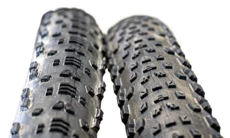 Confronto visivo tra tassellature di copertoni Maxxis e Continental