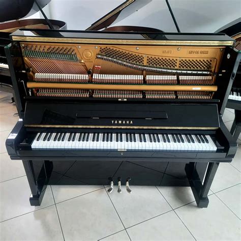 Un pianoforte verticale montato su un sidecar in movimento lungo una strada panoramica