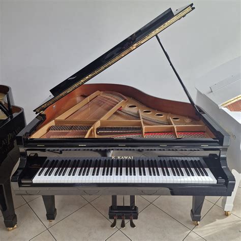 Un pianoforte a coda parzialmente visibile da un sidecar in un ambiente desertico