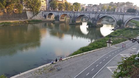 Ciclisti che pedalano lungo un fiume