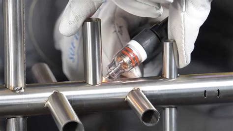 Dettaglio di saldatura TIG su collettori in acciaio inossidabile