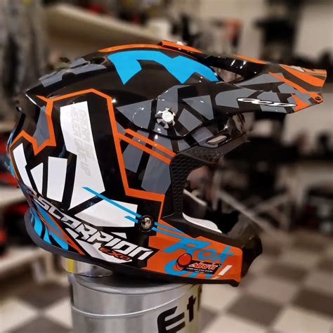 Casco da motocross con particolare attenzione alla mentoniera e alle prese d'aria